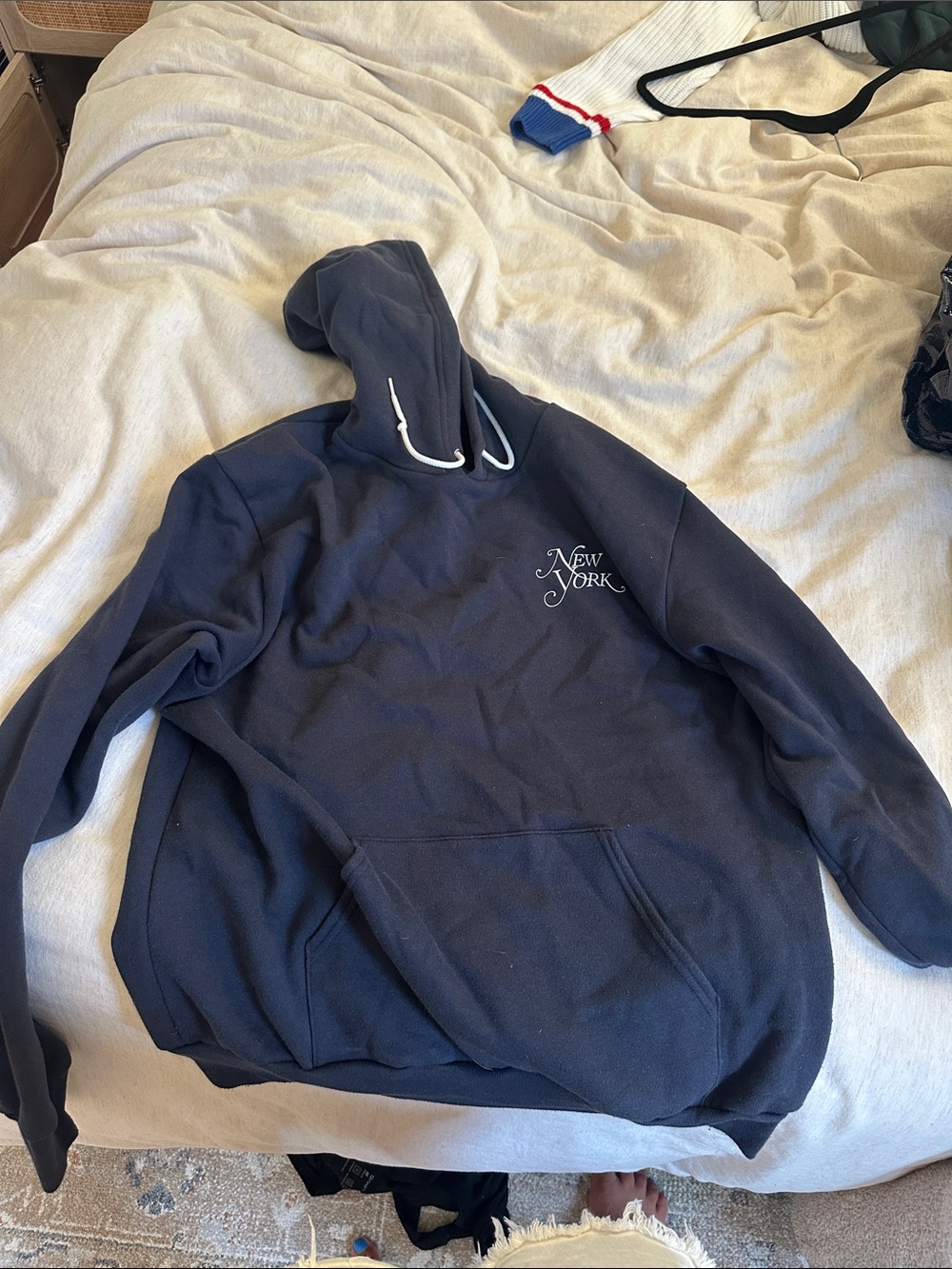 New York Men's V-Neck Sweater in Navy